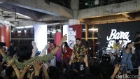 Riuh penonton yang mulai moshing. Foto: Asep Syaifullah