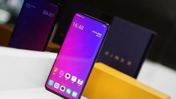 Perbedaan ketiganya hanya pada kapasitas RAM dan teknologi pengisian baterai. Foto: Sina Mobile