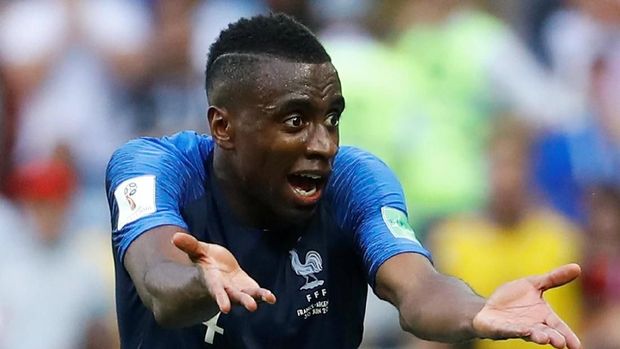 Pemain timnas Prancis Blaise Matuidi memprotes keputusan wasit dalam laga melawan Argentina, Kazan Arena, Kazan, Rusia, 30 Juni.