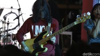 Gerald Situmorang juga bikin jantung berdetak kencang dengan permainan bassnya. Foto: Asep Syaifullah