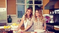 Hilary dan Haylie Duff adalah kakak beradik yang akur di dapur. Keduanya sering terlihat di dapur mengolah makanan bersama.  Foto: Istimewa