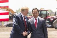 Presiden Trump dan Pendiri dan CEO Foxconn Terry Gou.