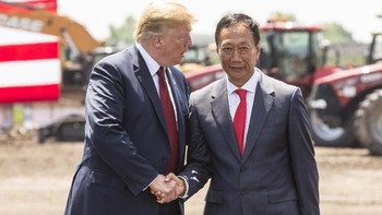 Presiden Trump berjabat tangan dengan Terry Gou. Foto: Andy Manis/Getty Images
