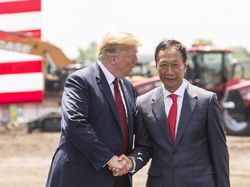Aksi Presiden Trump Sekop Tanah di Peresmian Pabrik Foxconn
