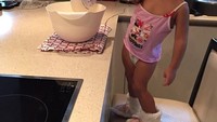 Cantiknya! Ini putri pertama Marcos. Si kecil ini lagi buat kue untuk papanya. So sweet. Foto: Instagram @marcosrojo