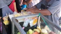  Ini senyum bahagia Ingrid saat menyambangi seorang penjual rujak buah. Wih, pasti nggak sabar ya cicip buah-buahan segar pakai sambal rujak. Foto: Instagram ingrid_kansil