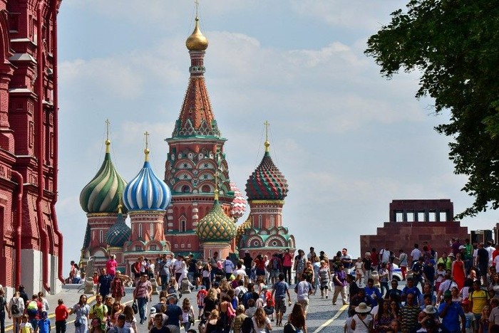 Tourists visit the Red Square in Moscow, on June 29, 2018. / AFP PHOTO / Mladen ANTONOV