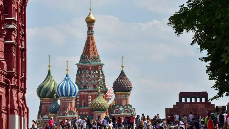 Red Square di Moskow Tourists visit the Red Square in Moscow, on June 29, 2018. / AFP PHOTO / Mladen ANTONOV