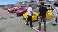 Lautan mobil berwarna warni sudah tertata rapi di pelataran parkir sejak pagi tadi. Menjelang siang mobil-mobil tersebut satu per satu masuk dan menjajal sirkuit yang dipakai balap. Namun tentu saja mereka tidak balapan dan memacu gas kencang-kencang. Dengan rapi mobil-mobil ini berjalan beriringan. Foto: Zulfi Suhendra