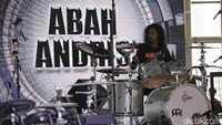 Abah Andris eks Burgerkill turut tampil di acara Kumpul ID di Kuningan City, Jakarta Selatan pada Sabtu (30/6).