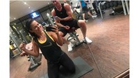 Alhasil, Lewy memanfaatkan momen berdua untuk berolahraga bersama. Foto: Instagram/annalewandowskahpba
