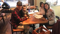 Bersama istri dan kedua anaknya, Marcos sudah siap makan malam. Tampak semuanya sudah siap di sebuah restoran, tinggal makanannya nih yang belum datang. Foto: Instagram @marcosrojo