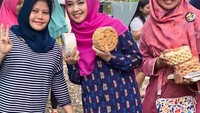 Masih di Cibinong, Ingrid mendapat kue kering buatan home industry di Cibinong. Wah, bahagia banget nih wajah Ingrid saat memegang stoples kue. Foto: Instagram ingrid_kansil