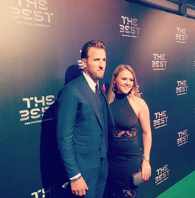 Saat sekolah, kami berteman. Kami sering mengobrol dan semakin lama semakin dekat, berpergian bersama ke sama kemari. Dia melihat semua perjalanan karierku, ujar Harry ketika berbicara soal tunangannya. Foto: dok. Instagram