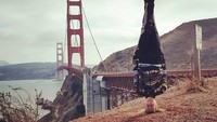 Kemampuannya dalam freestyle sudah tak perlu diragukan lagi. Lihat nih, Melody waktu di Golden Gate Bridge, San Francisco. (melofreestyleball/Instagram)
