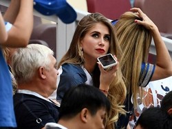Sosok cantik lainnya yang hadir di partai puncak nanti adalah Maria Salaues, pacar dari bintang lapangan tengah Prancis adalah Paul Pogba. (Foto: Frank Fife/AFP)