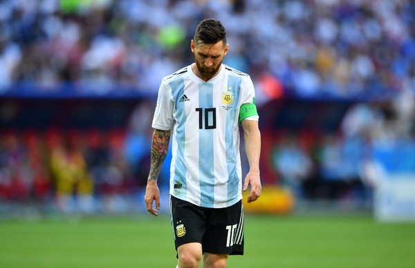 Lionel Messi pun jadi sorotan, sebab belum memberikan prestasi bergengsi bagi Argentina. Di umurnya yang sudah kepala 3, sepertinya karir di timnasnya sudah mendekati akhir (REUTERS/Pilar Olivares) Lionel Messi pun jadi sorotan, sebab belum memberikan prestasi bergengsi bagi Argentina. Di umurnya yang sudah kepala 3, sepertinya karir di timnasnya sudah mendekati akhir (REUTERS/Pilar Olivares)