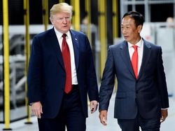 Aksi Presiden Trump Sekop Tanah di Peresmian Pabrik Foxconn
