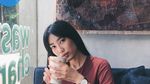 Fashionable! 10 Foto Ini Tunjukkan Alika Islamadina Gemar Foto Sambil Minum