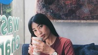 Ternyata Alika tidak hanya doyan menikmati minuman hangat tapi juga gemar foto. Dan semua fotonya bagus! Foto: Instagram @alikaislamadina