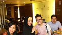 ajian lengkap dari nasi padang, membuat Cynthiara tersenyum bahagia. Foto: Instagram @cynthiara_alona Foto: Instagram @cynthiara_alona