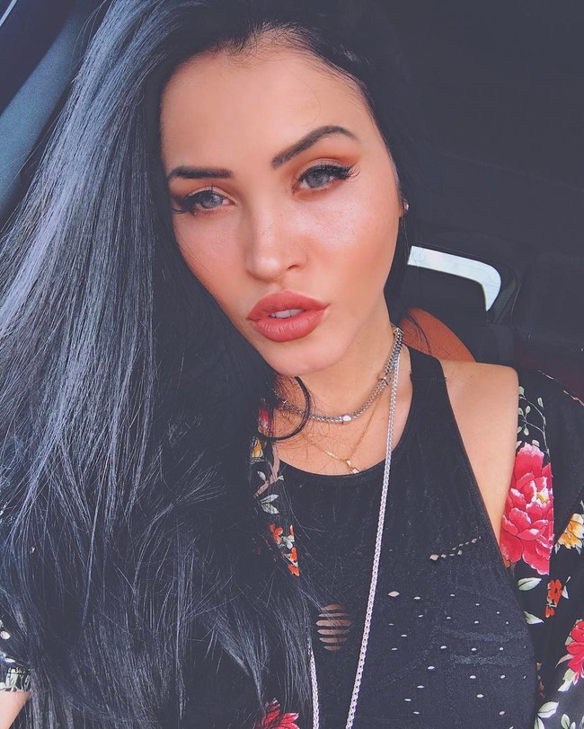 Claudia kini sudah sukses menjadi influencer dan model. Diperkirakan harta kekayaannya menjadi US$ 3,1 juta atau sekitar Rp 44 miliar. Claudia pun masuk jajaran bintang Instagram terkaya. Foto: dok. Instagram (claudiaalen)