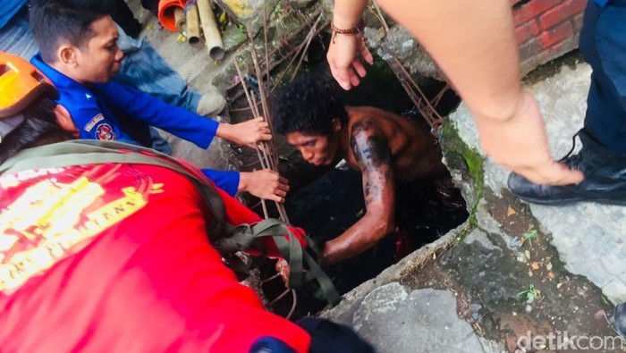 Nyangkut di Saluran Air, Pria di Makassar Mandi Tanah