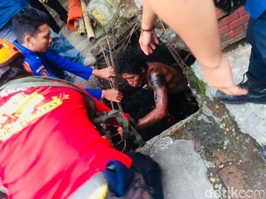 Nyangkut di Saluran Air, Pria di Makassar Mandi Tanah