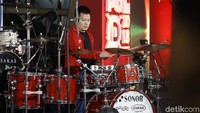 Echa tampil solo dengan berbagai gaya khasnya. Foto: Asep Syaifullah