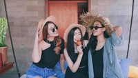 Bersama dengan sahabatnya. Tentunya dengan gaya fashionable ketiganya berfoto saat sarapan di private pool. Tampaknya seperti piknik ya. Konsep sarapannya memang unik. Foto: Instagram @alikaislamadina