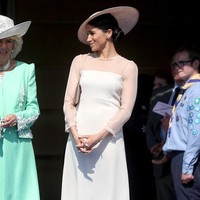 Gaun berwarna lembut jadi andalan Meghan Markle saat menghadiri perayaan ulang tahun Pangeran Charles Mei lalu. (Foto: Dok. Getty Images)