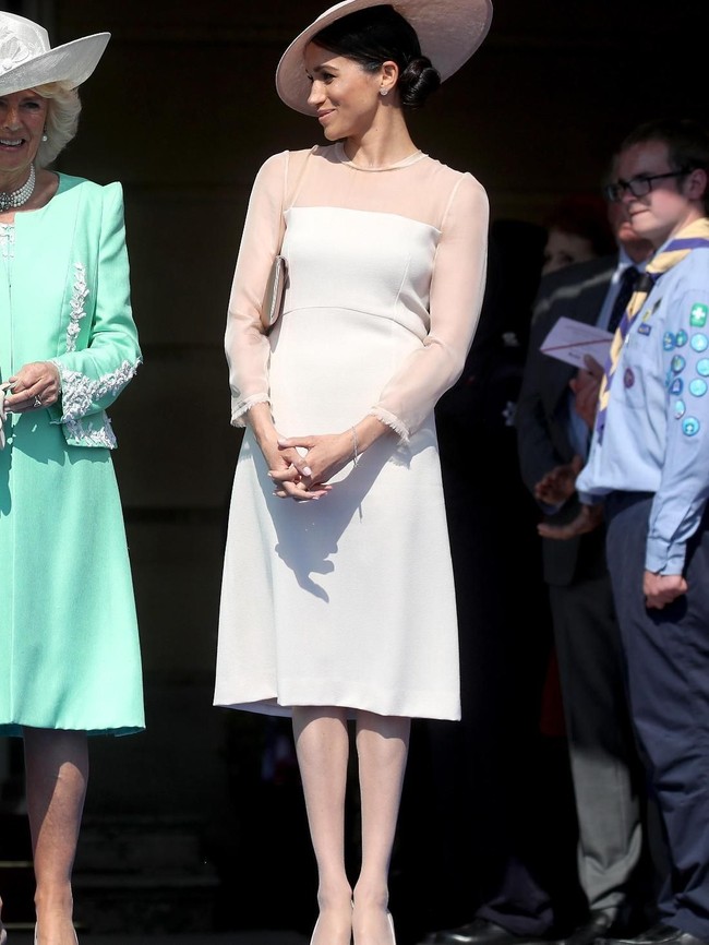 Gaun berwarna lembut jadi andalan Meghan Markle saat menghadiri perayaan ulang tahun Pangeran Charles Mei lalu. (Foto: Dok. Getty Images)