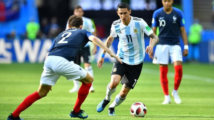 Soccer Football - World Cup - Round of 16 - France vs Argentina - Kazan Arena, Kazan, Russia - June 30, 2018  Argentinas Angel Di Maria in action with Frances Benjamin Pavard   REUTERS/Dylan Martinez