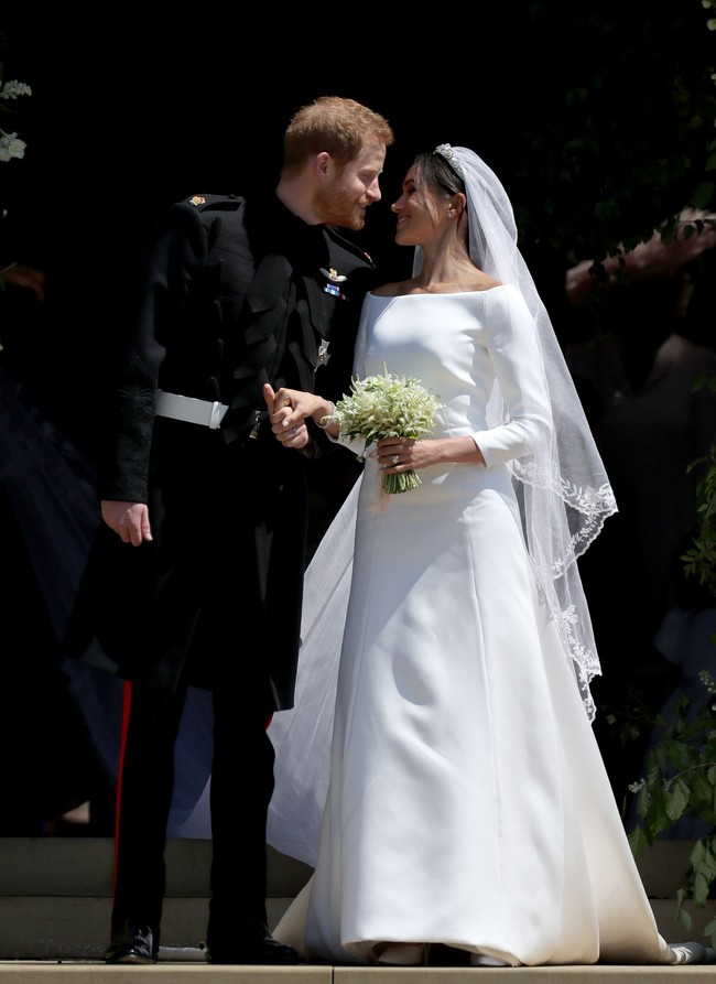 Gaun pengantin Meghan Markle yang dirancang oleh Givenchy diperkirakan mencapai harga US$ 440 ribu atau Rp 6 miliaran. Foto: Dok. Getty Images