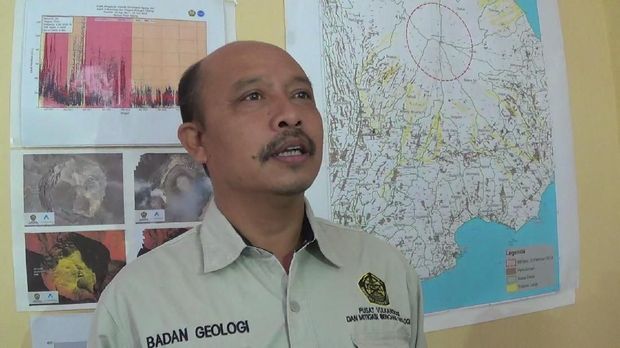  Kepala Pos Pantau Gunung Agung, Dewa Mertayasa mengimbau masyarakat terutama warga lereng gunung untuk tidak beraktivitas di radius 4 kilometer dari puncak gunung.
