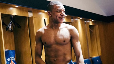 Gaya Santai Penyerang Timnas Prancis Kylian Mbappe Saat Olahraga