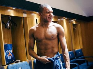 Gaya Santai Penyerang Timnas Prancis Kylian Mbappe Saat Olahraga