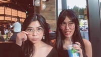 Mampir ke salah satu kafe di Seoul, Korea. Alika dan sahabatnya pun tampak asyik menikmati minuman di sana. Bahkan ini katanya foto terfavorit Alika lho. Memang cantik sih! Foto: Instagram @alikaislamadina