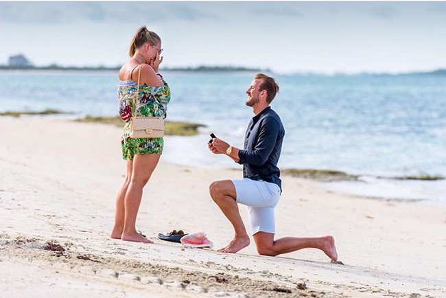 Harry Kane melamar kekasihnya, Kate Goodland pada Juli 2017 saat mereka liburan di Kepulauan Bahama. Foto: dok. Instagram