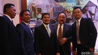 Presiden Direktur PT Darma Henwa Tbk Faisal Firdaus (Tengah), berbincang dengan Presiden Komisaris Suadi Atma, Direktur Ivi Sumarna Suryana, Direktur Independen Djajeng P. Andalaswanto dan Direktur Agus Efendi, disela Paparan Kinerja, di Jakarta, Jumat (29/8).