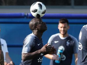 Menyanyikan NGolo Kante dalam Pesta Kemenangan Prancis