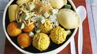 Mau memberi kejutan untuk keluarga atau teman yang suka pempek? Cake unik dengan tema pempek yang terdiri dari pempek telur, adaan hingga kulit disajikan lengkap dengan mie hingga timun. Foto: Instagram @sugarministry