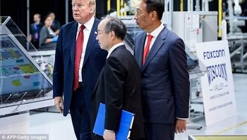 Presiden Trump sempat meninjau fasilitas yang dimiliki Foxconn di Winconsin. Foto: Andy Manis/Getty Images