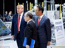 Aksi Presiden Trump Sekop Tanah di Peresmian Pabrik Foxconn