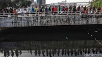 Berdasarkan laporan warga, ada tiga buaya yang terlihat di Kali Grogol, Jakarta Barat. Tiga buaya itu punya ukuran berbeda, yaitu 2,5 meter, 1,5 meter, dan sekitar 1 meter. 