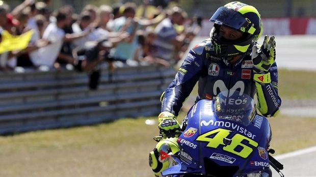 Valentino Rossi menabrak Jorge Lorenzo karena Lorenzo tiba-tiba kehilangan kecepatan.