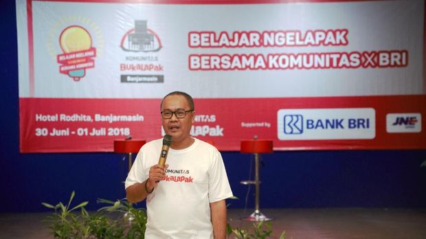 Fajeri Hidayat (Koordinator Lapangan Komunitas Bukalapak Banjarmasin)  Memberikan materi mengenai mengapa harus berjualan online dalam acara  Belajar Ngelapak Bersama Komunitas Bukalapak Banjarmasin.