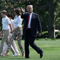 Ikut menyempurnakan gaya Melania Trump saat itu, kacamata hitam dan high-heels Manolo Blahnik yang kuningnya senada dengan warna celananya.  Foto: dok. Getty Images