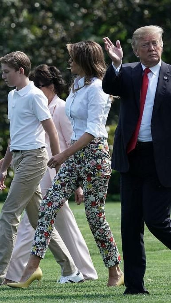 Ikut menyempurnakan gaya Melania Trump saat itu, kacamata hitam dan high-heels Manolo Blahnik yang kuningnya senada dengan warna celananya.  Foto: dok. Getty Images