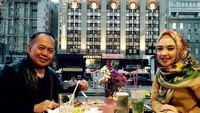 Ingrid cukup aktif mengunggah foto-foto di Instagramnya, @ingrid_kansil. Ini momen romantis wanita berhijab ini saat makan bersama sang suami di Ukraina. Foto: Instagram ingrid_kansil